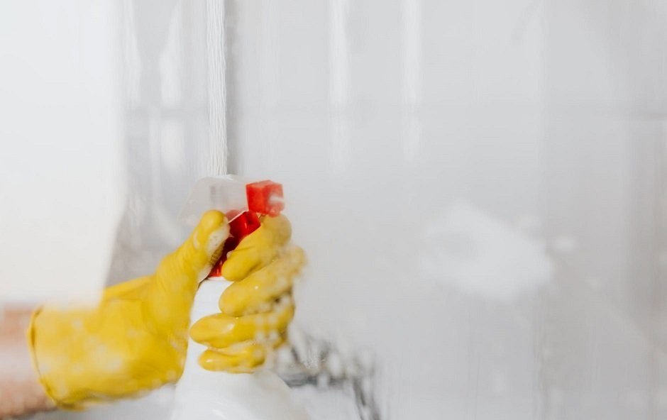 How to Clean Glass Doors of Kitchen Cabinets